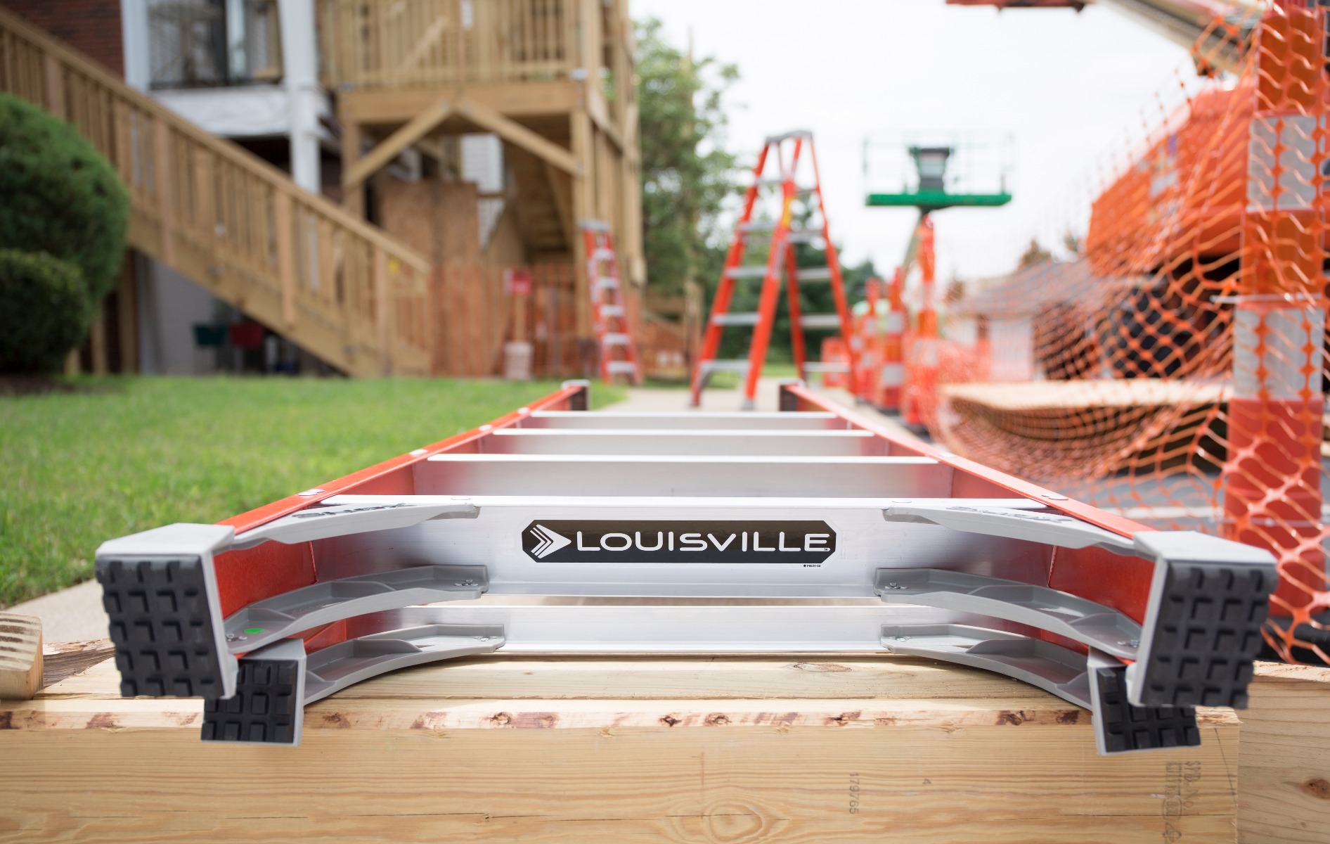 Louisville 12' Fiberglass Pro Platform Ladder 300lbs. Capacity